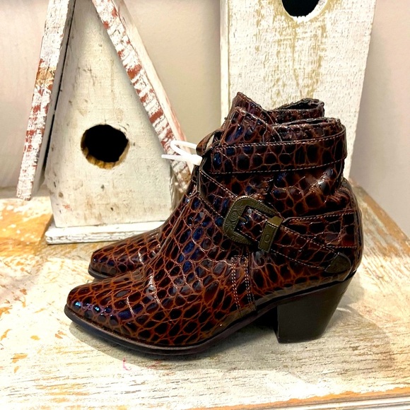 Dingo Brown Ankle Boots - Picture 2 of 11
